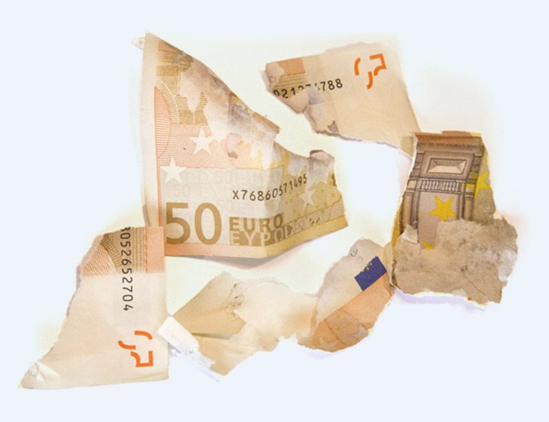 Fetzen von Banknoten nach einer GlueFusion-Aktivierung